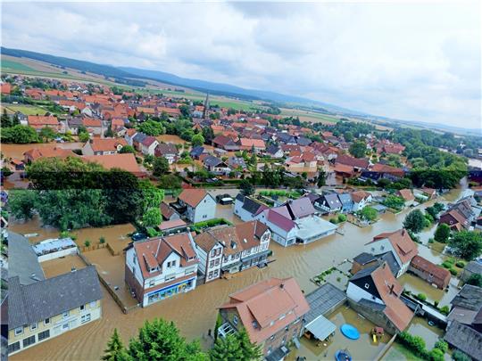 Die Drohnenaufnahme aus dem Jahr 2017 zeigt, was passieren kann, wenn in Rhüden die Nette über die Ufer tritt: Der gesamte Ortskern steht unter Wasser.  Foto: GZ-Archiv
