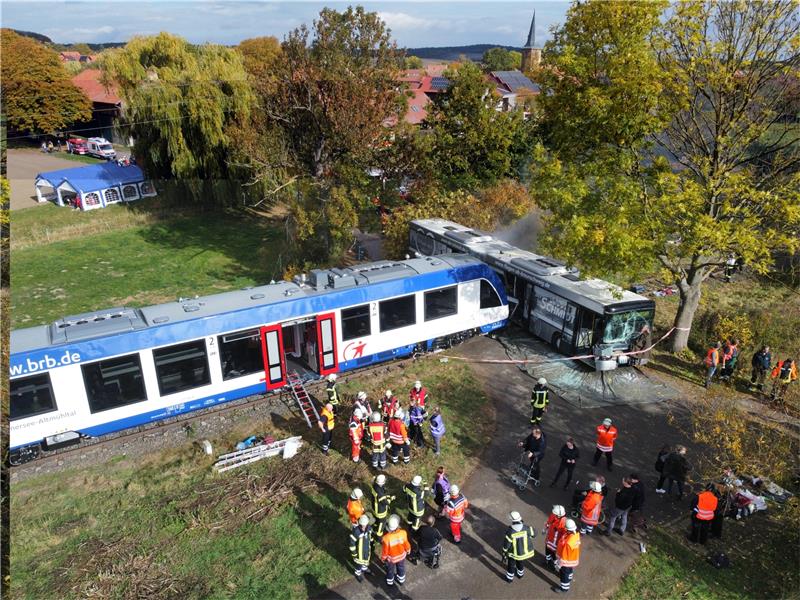Die Drohnenaufnahme zeigt das ganze Ausmaß der Übung. Das Szenario lautet: Ein Zug erfasst auf einem Bahnübergang einen Bus. Archivfoto: Neuendorf