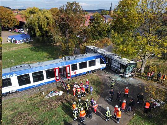 Die Drohnenaufnahme zeigt das ganze Ausmaß der Übung. Das Szenario lautet: Ein Zug erfasst auf einem Bahnübergang einen Bus. Archivfoto: Neuendorf