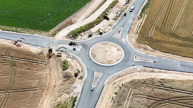 Nach viereinhalb Monaten Bauzeit: Freie Fahrt im Gielder Kreisel Die Drohnenaufnahme zeigt den Gielder Kreisel kurz vor der Freigabe für den Verkehr.
