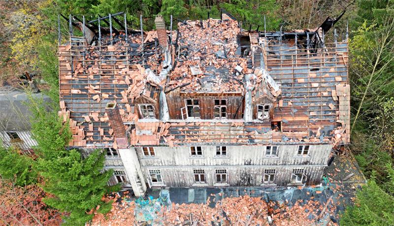 Feuer im „Waldkater“ bei Lautenthal: Suche nach der Brandursache Die Drohnenaufnahme zeigt den ausgebrannten Dachstuhl des einstigen Hotels.