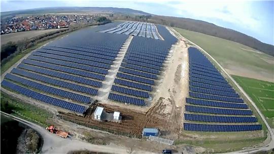 Die Drohnenaufnahme zeigt die Dimension des Solarparks, der sich auf einer Fläche von 11,5 Hektar östlich von Dörnten erstreckt. Foto: Privat