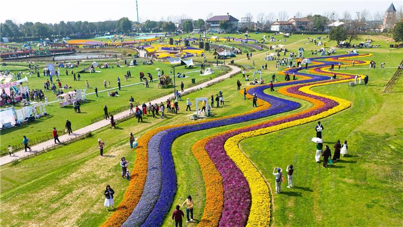 Die Drohnenaufnahme zeigt ein buntes Blumenmeer in einem Park in Wuhan in der zentralchinesischen Provinz Hubei.