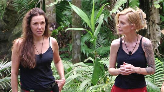 Die Dschungelfreundinnen Simone Ballack und Mirja du Mont werden getrennt. 