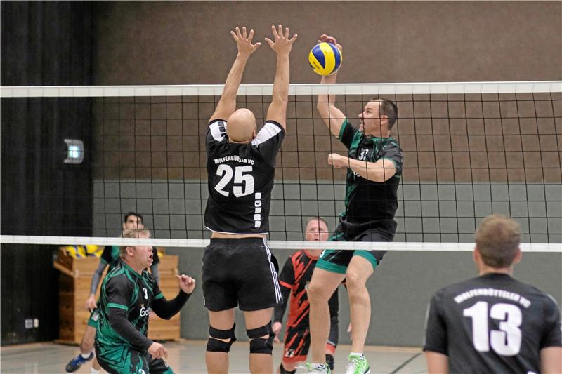 Pause im Volleyball verlängert sich - und wohl auch im Tischtennis Die Duelle an der Netzkante fallen weiter vorerst aus: Für Martin Baensch (re.) und den 1. VC Goslar soll es frühestens Anfang März wieder mit Punktspielen weitergehen. Foto: Drechsler