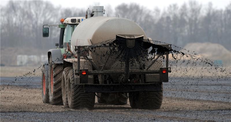 Die Düngung ist aus der modernen Landwirtschaft nicht mehr wegzudenken. Sie sichert einen höheren Ertrag. Gleichzeitig geraten heute damit verbundene Umweltschädigungen stärker in den Blickwinkel der zuständigen Ministerien und der Gesellschaft. Eine EU-Verordnung zur Verminderung der Nitratbelastung gilt seit 2020 auch in Deutschland. Symbolfoto: Ingo Wagner/dpa