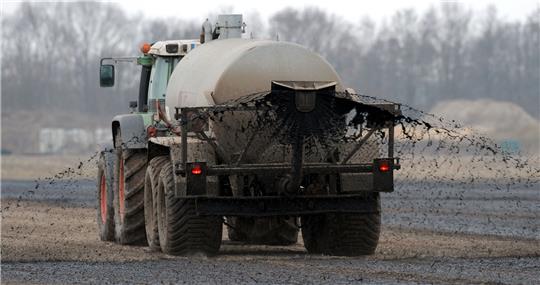 Die Düngung ist aus der modernen Landwirtschaft nicht mehr wegzudenken. Sie sichert einen höheren Ertrag. Gleichzeitig geraten heute damit verbundene Umweltschädigungen stärker in den Blickwinkel der zuständigen Ministerien und der Gesellschaft. Eine EU-Verordnung zur Verminderung der Nitratbelastung gilt seit 2020 auch in Deutschland. Symbolfoto: Ingo Wagner/dpa
