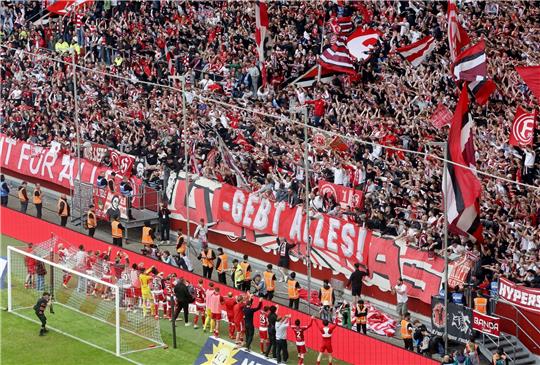 Die Düsseldorfer Mannschaft feiert mit ihren Fans: Die Fortuna kann mit Zuversicht ins Relegationsspiel gegen den VfL Bochum gehen.