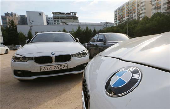 Die EU-Kommission hatte 2021 gegen BMW und Volkswagen wegen unerlaubter Absprachen zu sogenannten Adblue-Tanks hohe Strafen verhängt. Bei der Untersuchung in Südkorea ging es den Angaben der Autohersteller zufolge um die gleichen Sachverhalte.