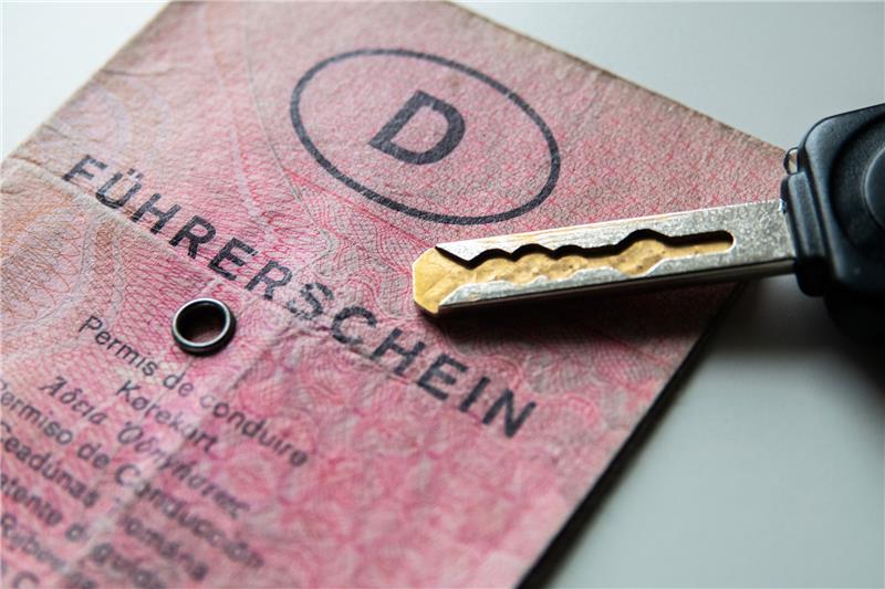 Kritik an EU-Plänen zum Führerschein-Tests ab 70 Die EU-Kommission plant, die Fahrtauglichkeit von Menschen ab 70 alle fünf Jahre zu überprüfen. Foto: picture alliance/dpa | Demy Becker