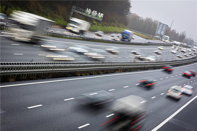 So will die EU den Straßenverkehr sicherer machen Die EU-Kommission will Europas Straßen mit neuen Gesetzesvorschlägen für einheitliche Regeln sicherer machen. Foto: picture alliance/dpa | Moritz Frankenberg