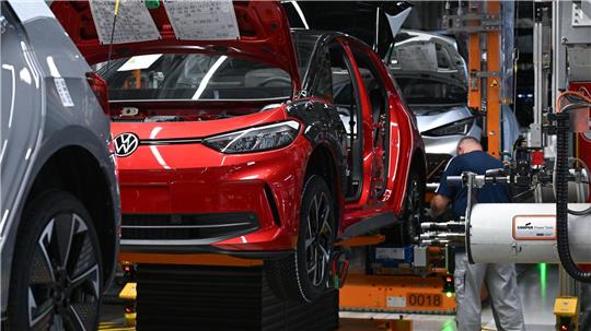 Die EU-Kommission will die Autoindustrie auch mit Bürokratieabbau entlasten. (Symbolbild)