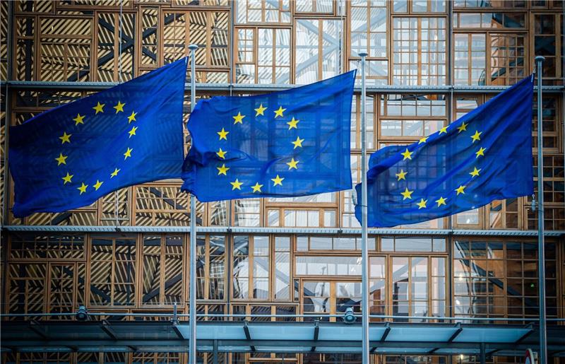 EU-Kommission will kleine und mittlere Unternehmen entlasten Die EU-Kommission will mit dem Abbau von Bürokratie, vereinfachter Besteuerung und neuen Maßnahmen gegen Zahlungsverzug kleine und mittlere Unternehmen entlasten.