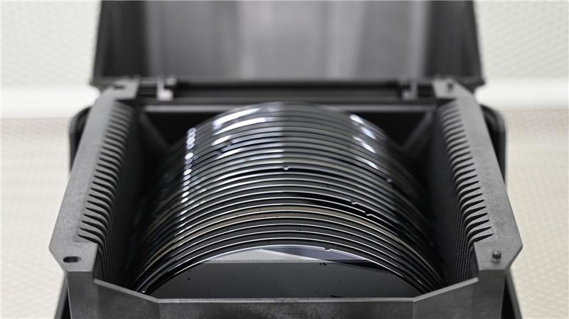 Die EU-Kommission will unter anderem die Versorgung mit Halbleitern sicherstellen. Im Bild: Zwischenprodukte, sogenannte Wafer, in den Räumen des Halbleiterproduzenten Nexperia. (Symbolbild)