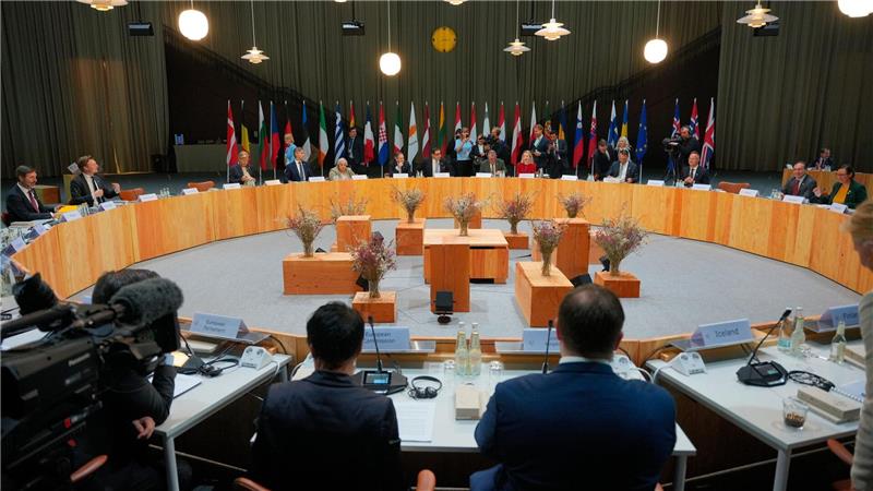 EU fordert US-Rückzieher bei Visaverbot gegen Palästinenser Die EU-Staaten fordern die USA geschlossen auf, die Visa-Sanktionen gegen Palästinenser zu überdenken.