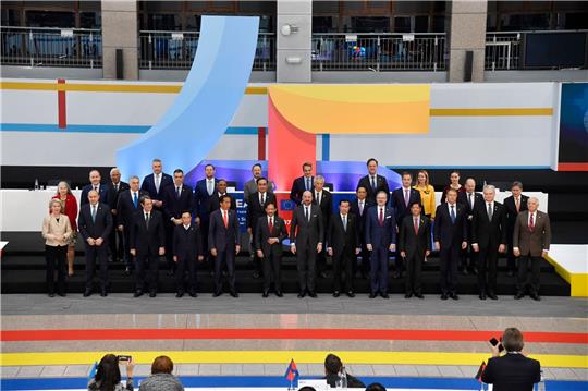 Die EU-Staatsoberhäupter und ihre Amtskollegen aus dem Verband Südostasiatischer Nationen posieren für ein Gruppenfoto.