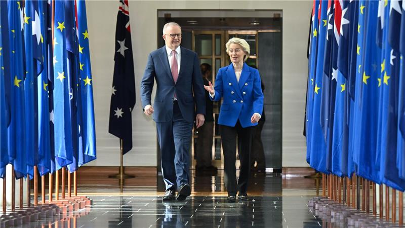 EU und Australien einigen sich auf Freihandelsabkommen „Die EU und Australien mögen geografisch weit voneinander entfernt sein, aber wir könnten in Bezug auf die Art und Weise, wie wir die Welt sehen, nicht näher sein“, sagt Ursula von der Leyen mit Blick auf die Beziehungen zu Australien.