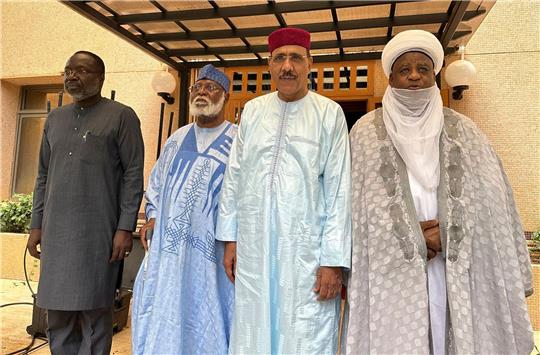 Die Ecowas-Delegation besucht den von den Putschisten festgesetzten Präsidenten Mohamed Bazoum (2.v.r).