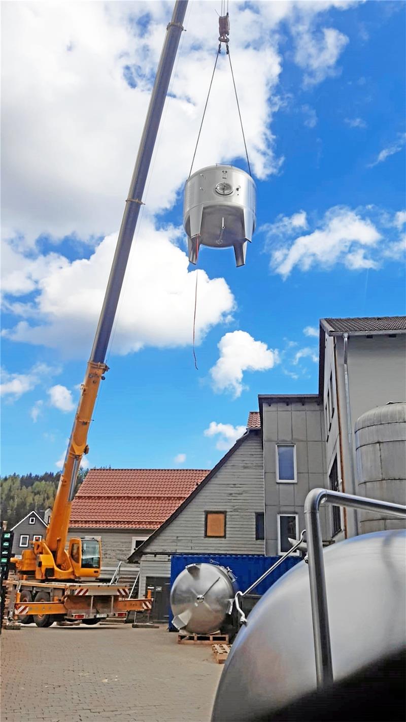 Tanks im Gär- und Lagerkeller müssen jetzt schnell ans Netz Die Edelstahltanks werden eingesetzt – dann muss alles ganz schnell gehen, sonst drohen Lieferengpässe. Foto: Privat