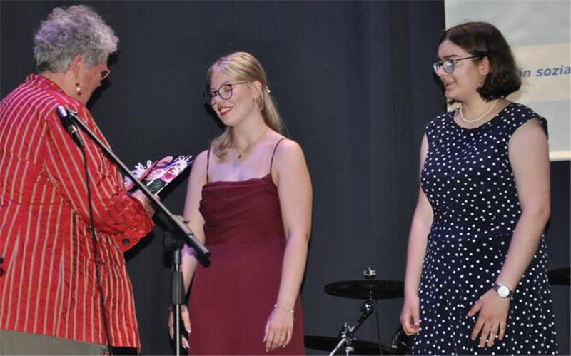 Goslarer CvD-Gymnasium entlässt seinen Premieren-Jahrgang Die Ehemaligen grüßen (v.l.): Den Preis der Dohmianer übergibt Barbara Reuss an Amy Deetz und Chantal Fichtner.