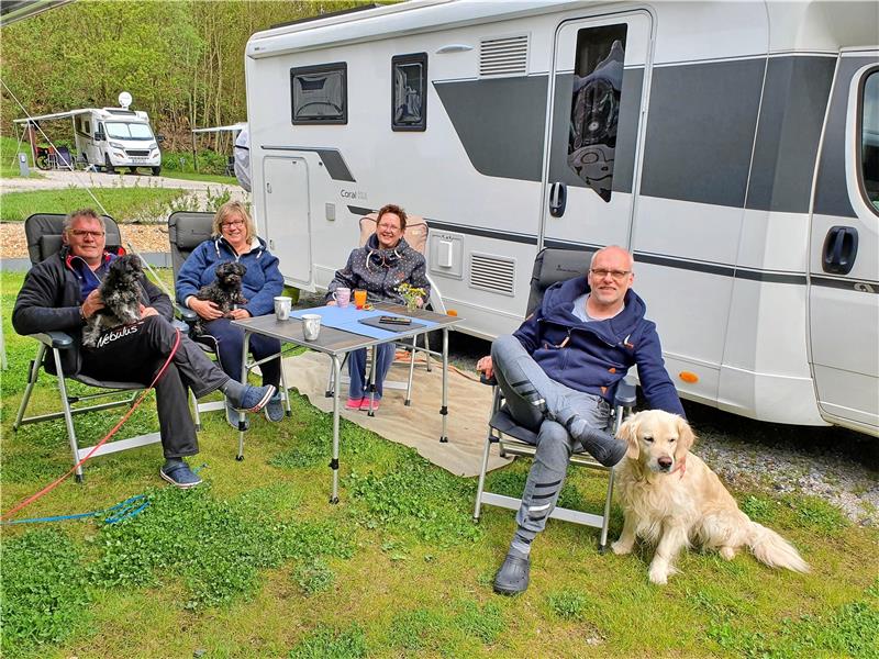 Ein wenig neu gewonnene Freiheit Die Ehepaare Müller (links) aus Celle und Kuhfuß aus Hameln genießen auf dem Campingplatz mit ihren Hunden ihre neu gewonnene Freiheit. Fotos: Sowa