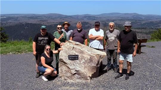 Die Ehrenamtlichen des Harzklub-Zweigvereins Wieda stehen auf dem Stöberhai am neuen Gipfelstein mit Höhenplakette. 