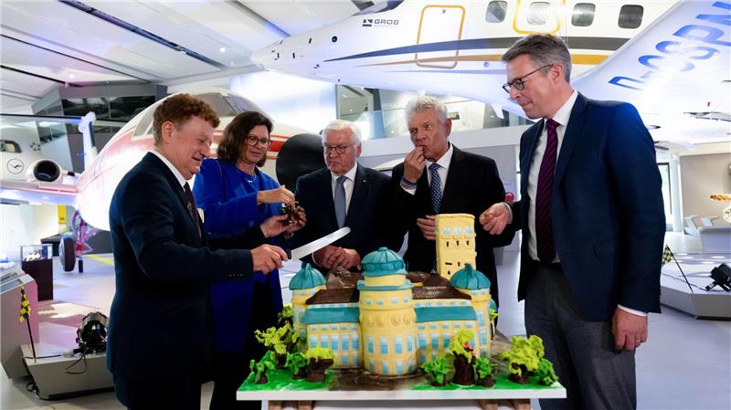 100 Jahre Deutsches Museum - Hommage an die Technik Die Ehrengäste schneiden eine Torte an - in Form des Museums.