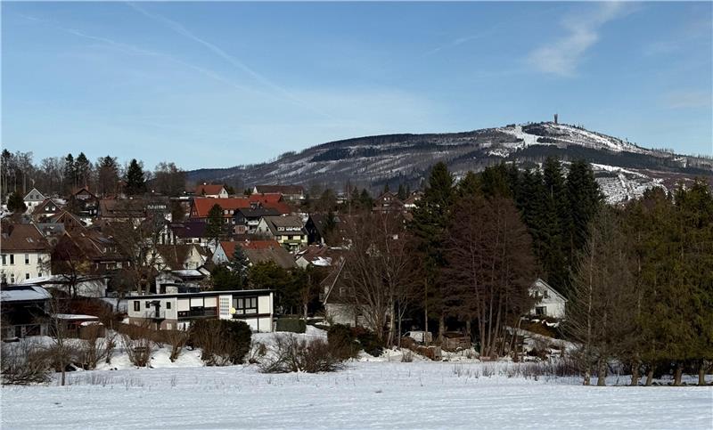 Das Foto zeigt eine Stadtansicht von Braunlage mit dem Wurmberg im Hintergrund.