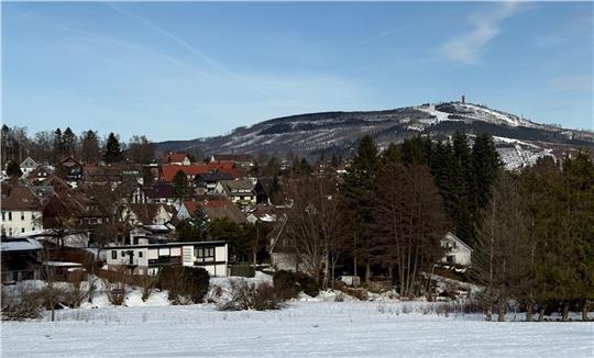 Das Foto zeigt eine Stadtansicht von Braunlage mit dem Wurmberg im Hintergrund.
