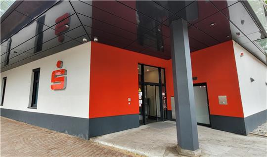 Die Ein- und Auszahl-Automaten in der Sparkassen-Filiale in der Herzog-Wilhelm-Straße funktionieren mittlerweile wieder.