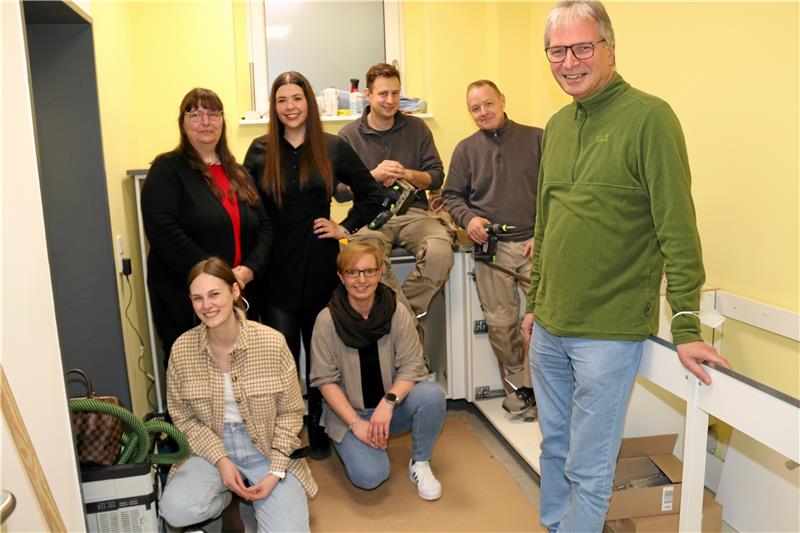 Die Einbauküche wird aufgebaut: Vorn: Lina Müller, Erzieherin und Mitarbeiter-Vertreterin (v.l.), Nicole Prignitz, stellvertretende Kita-Leiterin, Pfarrer Ulrich Müller-Pontow für den Kirchengemeindeverband und Kita-Träger. Hinten: Andrea Barthold von der Mitarbeitervertretung, Jacqueline Pilz für die Reddy-Geschäftsführung und die Monteure Roland Seidel und René Henkel.  Foto: Hartmann