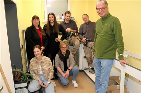 Die Einbauküche wird aufgebaut: Vorn: Lina Müller, Erzieherin und Mitarbeiter-Vertreterin (v.l.), Nicole Prignitz, stellvertretende Kita-Leiterin, Pfarrer Ulrich Müller-Pontow für den Kirchengemeindeverband und Kita-Träger. Hinten: Andrea Barthold von der Mitarbeitervertretung, Jacqueline Pilz für die Reddy-Geschäftsführung und die Monteure Roland Seidel und René Henkel.  Foto: Hartmann
