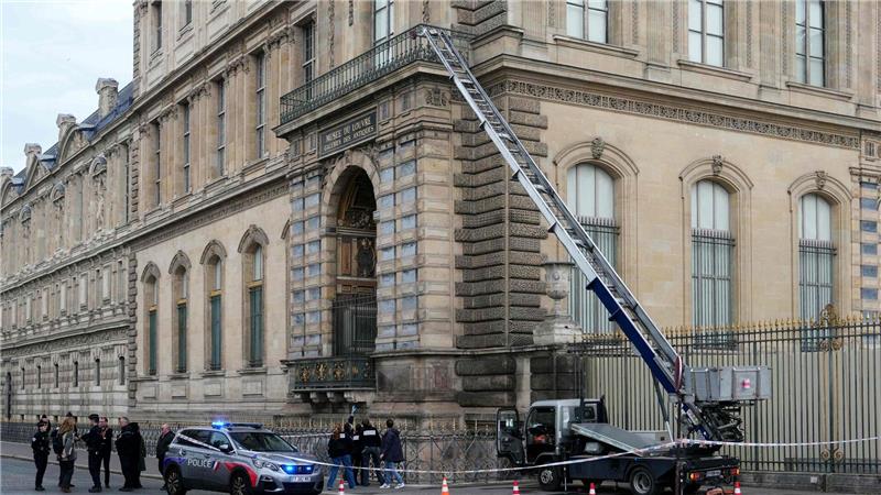 Louvre-Raub: Ermittlungsverfahren gegen weitere Verdächtige Die Einbrecher hatten einen mit einer Hebebühne ausgestatteten Lkw neben dem Museum geparkt. (Archivbild)