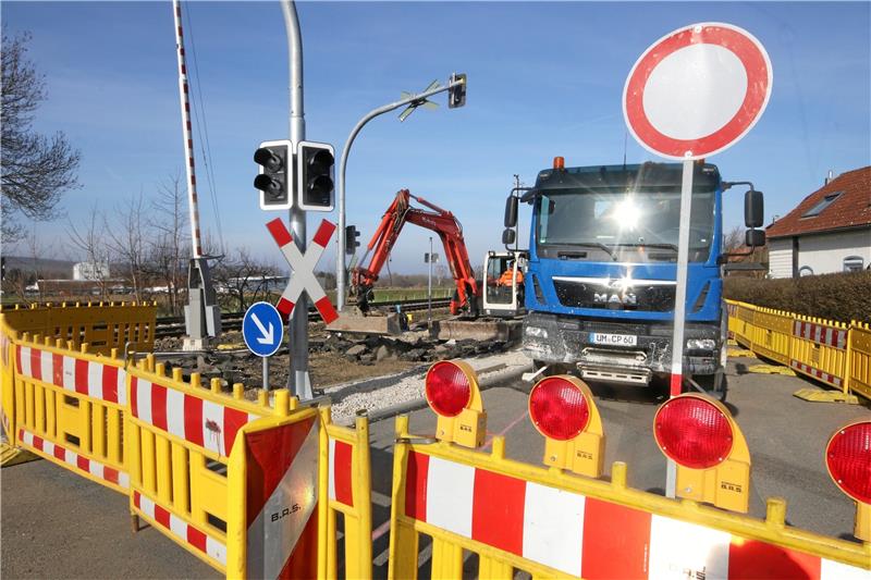 Nach Modernisierung: Othfresens Bahnübergang ist duster Die Einfahrt zur Othfresener Bahnhofstraße am Bahnübergang ist derzeit bereits gesperrt – ein Vorbote der anstehenden Bauarbeiten. Foto: Gereke