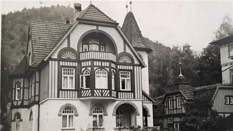 Die Einfamilien-Villa Anneliese besitzt zwei Vollgeschosse und ein Dachgeschoss.