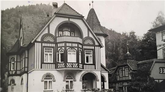 Die Einfamilien-Villa Anneliese besitzt zwei Vollgeschosse und ein Dachgeschoss.