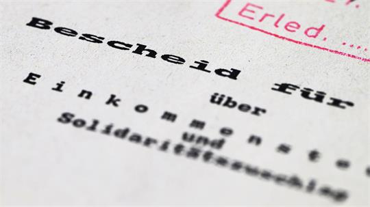 Die Einkommensteuer fließt Bund, Ländern und Kommunen zu. (Symbolbild)