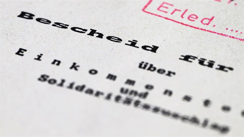 Die Einkommensteuer fließt Bund, Ländern und Kommunen zu. (Symbolbild)