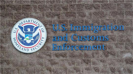 Die Einsätze der Einwanderungsbehörde ICE gegen Migranten sind in den USA schon länger umstritten. (Symbolbild)