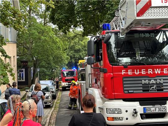Die Einsatzfahrzeuge der Feuerwehr halten in der Kleinen Bergstraße.