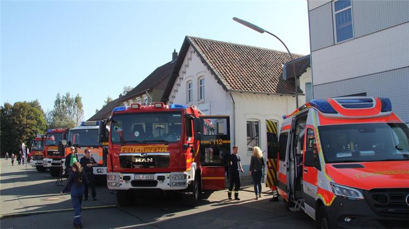 Die Einsatzfahrzeuge werden der Bevölkerung präsentiert.