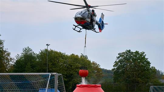 Die Einsatzkräfte am Boden werden aus der Luft unterstützt. 