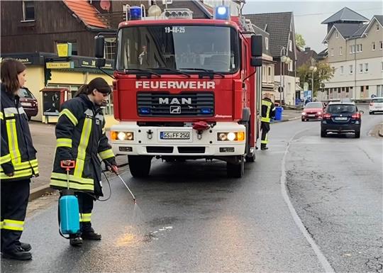 Die Einsatzkräfte der Braunlager Wehr beseitigen die Ölspur. Foto: Feuerwehr