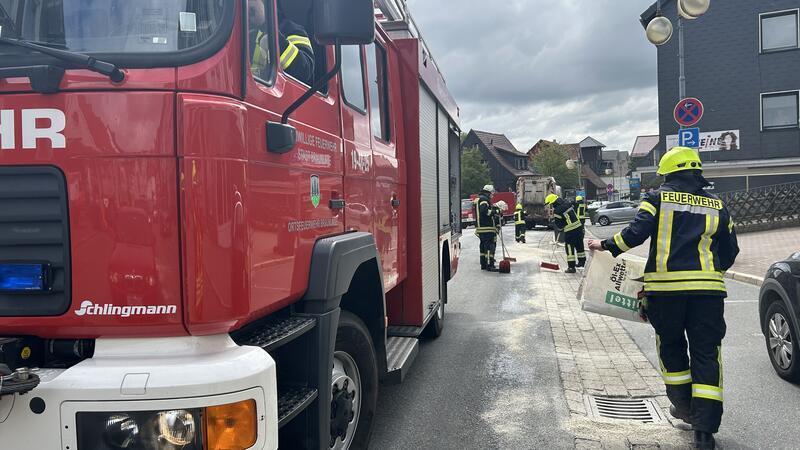 Polizei belehrt Autofahrer in Braunlage, die Sperrung missachten Die Einsatzkräfte der Feuerwehr Braunlage streuen die Ölspur ab, um später die Schadstoffe aufnehmen zu können und werden dabei von Autofahrern gefährdet.