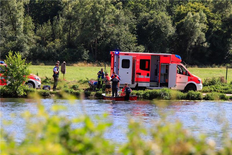 Junge in drei Metern Tiefe leblos aus der Ruhr gezogen Die Einsatzkräfte der Feuerwehr Essen und Bochum, der Polizei und vom DLRG auf der Suche nach dem Kind in der Ruhr.