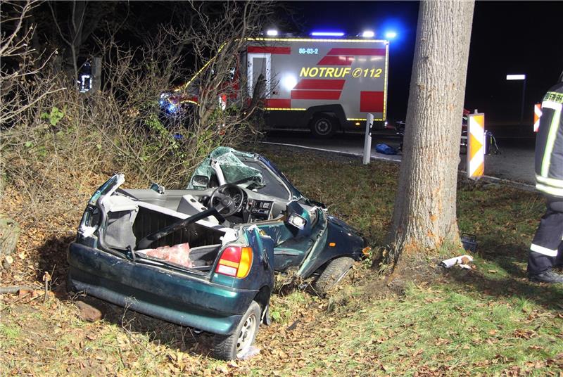 Die Einsatzkräfte der Feuerwehr mussten das Dach des Autos entfernen, um den Verunfallten aus dem Fahrzeug zu befreien. Foto: Helmut Hohaus