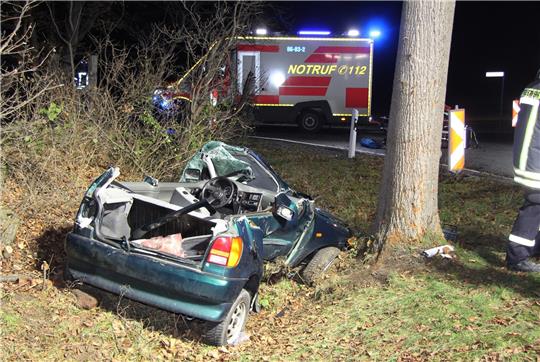 Die Einsatzkräfte der Feuerwehr mussten das Dach des Autos entfernen, um den Verunfallten aus dem Fahrzeug zu befreien. Foto: Helmut Hohaus