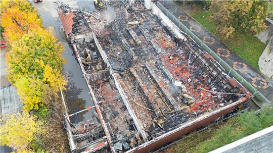 Die Einsatzkräfte der Feuerwehr sind weiterhin mit den Nachlöscharbeiten beschäftigt.