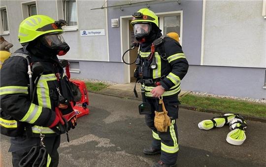 Die Einsatzkräfte durchlüften die verrauchte Wohnung. Foto: Feuerwehr Seesen