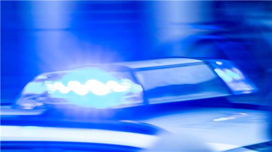 Die Einsatzkräfte fanden nur den verletzten Fahrer vor - der Beifahrer war geflohen. (Symbolbild)